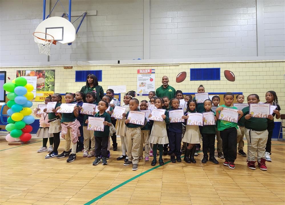  Students pose with perfect attendance certificates for picture w/Principal Simpson and AP Johnston