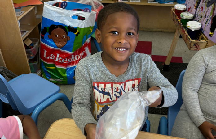  student smiling hold a bag