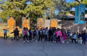  students posing near entrance of the zoo