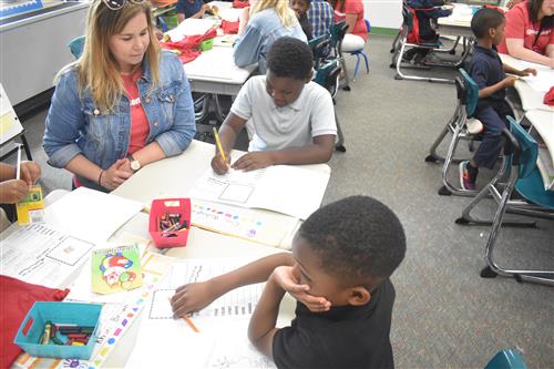 Tutormate volunteer works with first grade students 