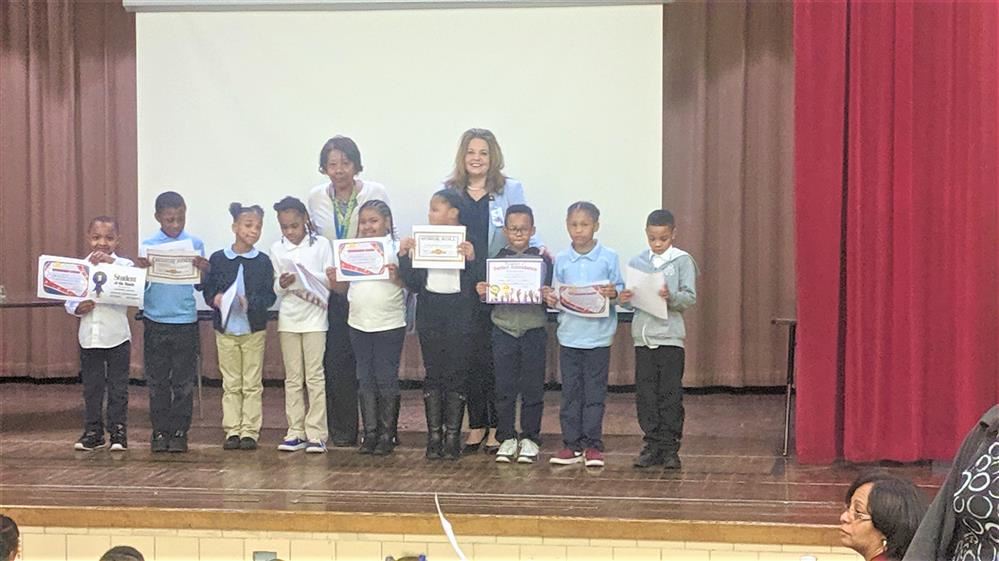  Picture of students with teacher and Principal holding award