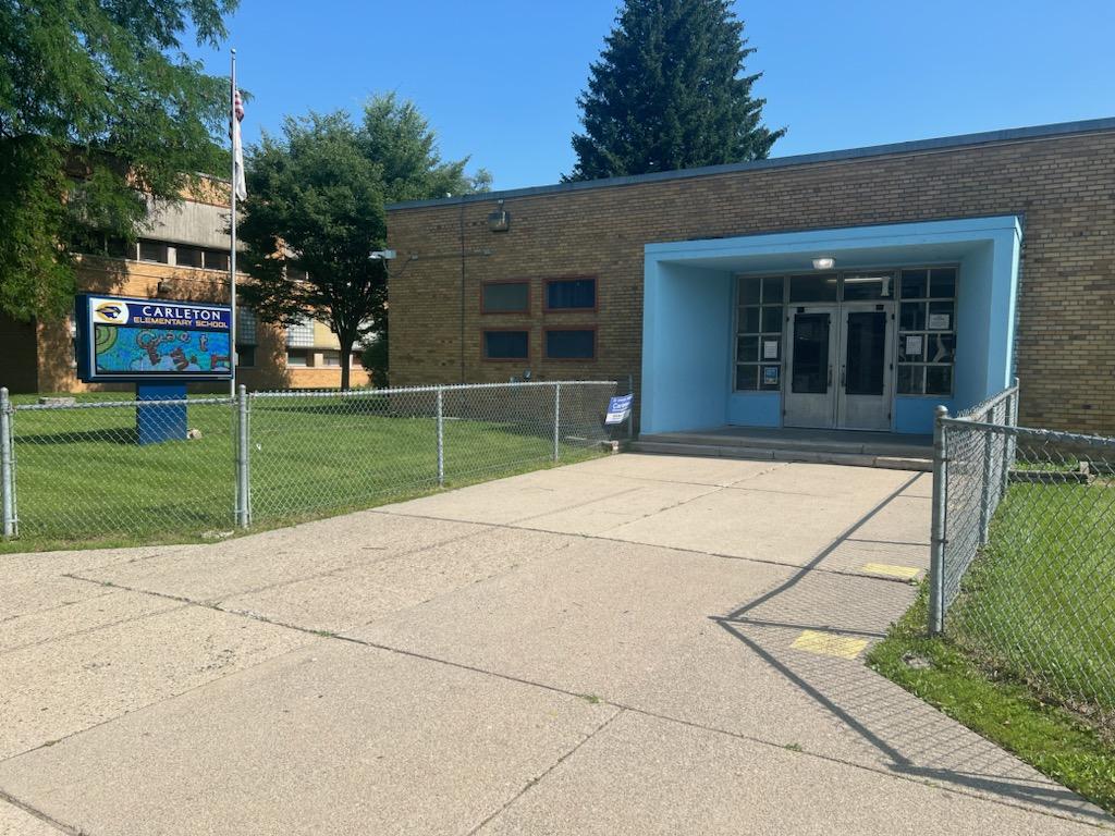 Picture of the front of Carleton Elementary