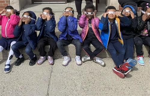  children looking up at the sun
