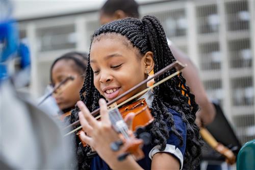 Girl playing the violin 
