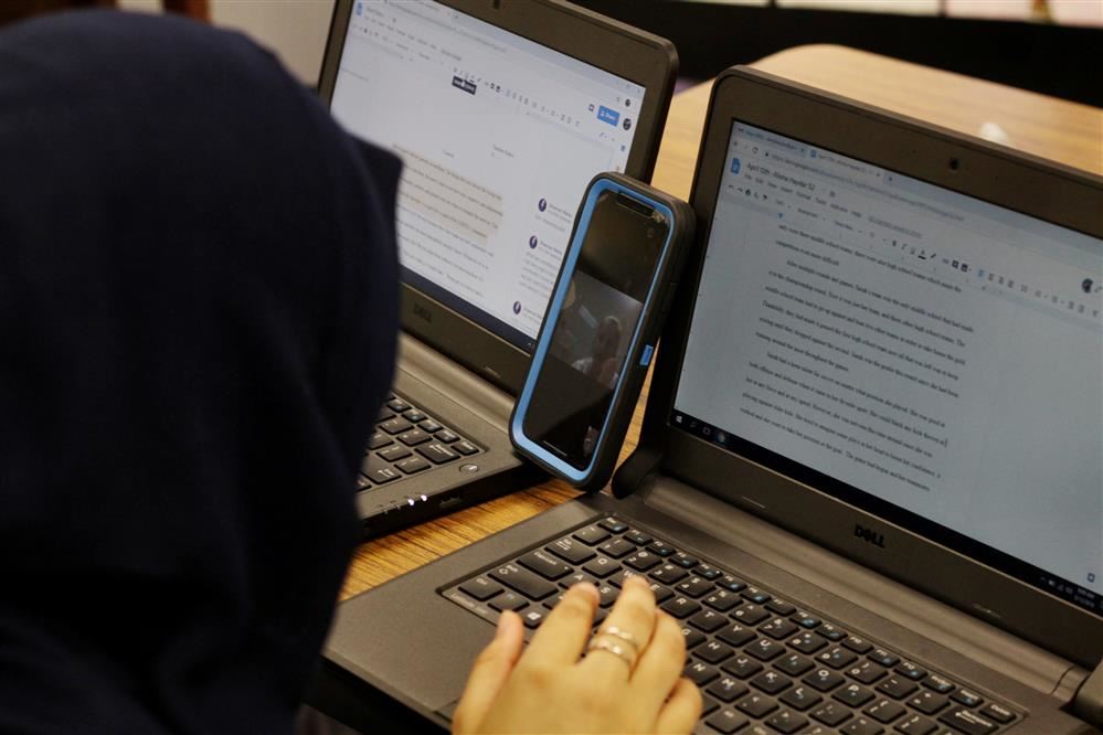 Student on laptop