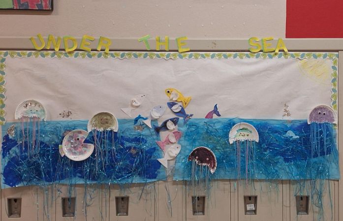  Decorated wall to look like the sea with fishes. 
