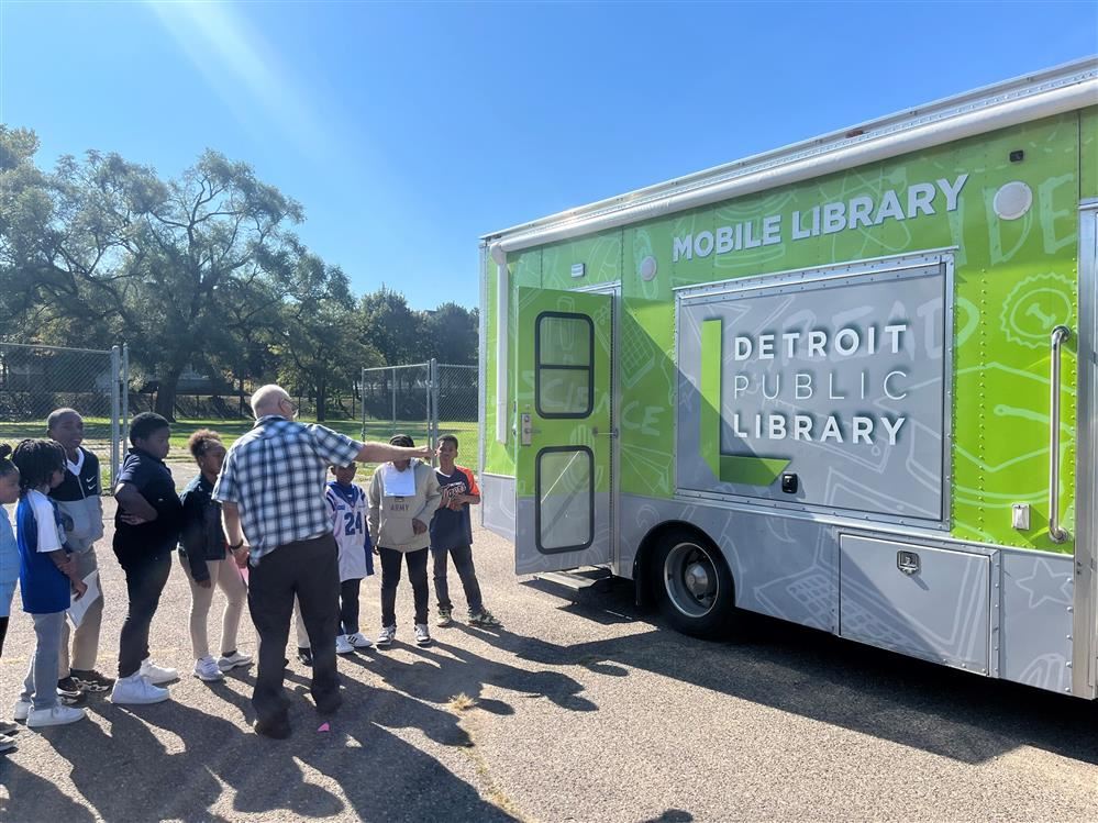 4th Grade students listening to mobile library directions 