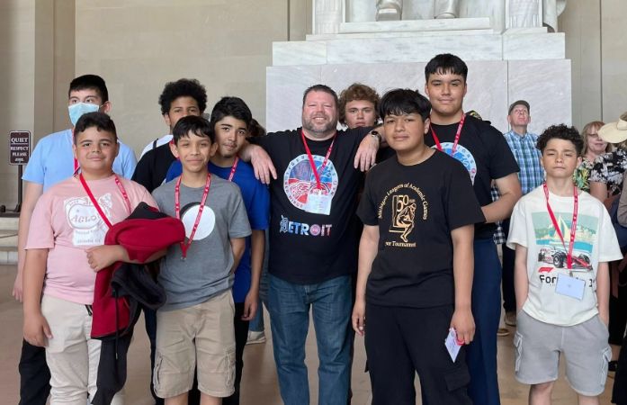  students standing in front of the lincoln memorial
