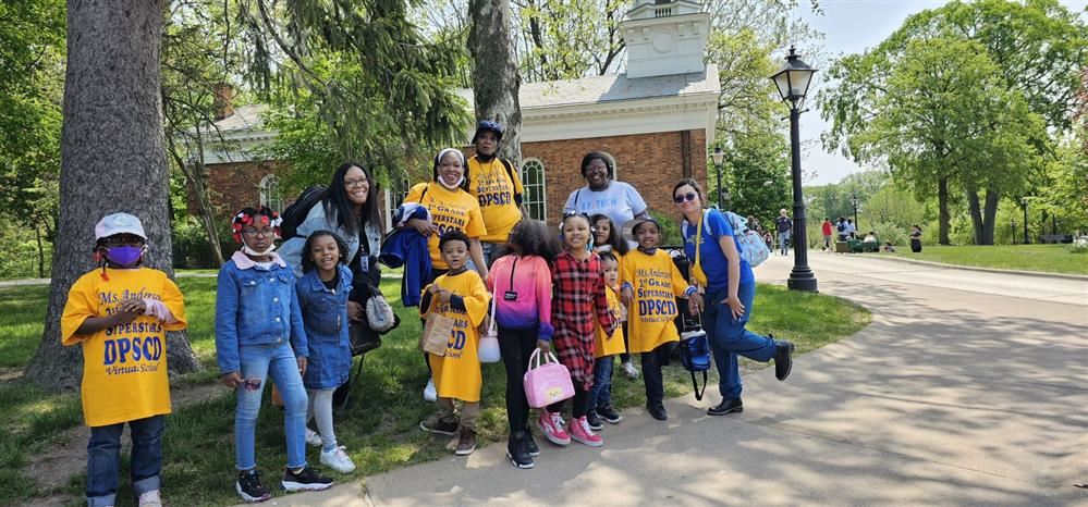  class on a field trip 