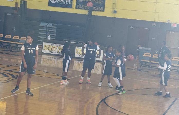 7 girls on the court playing baskeball
