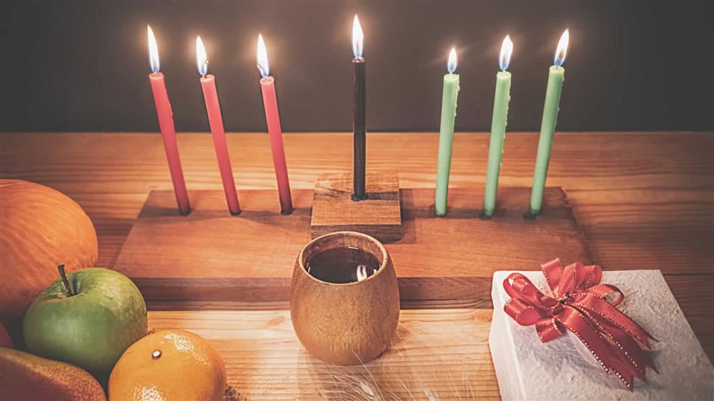  The black candle represents the first principle Umoja (unity) and is placed in the center of the ki