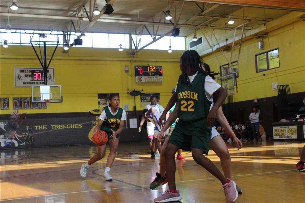  Dossin player dribbles down the court
