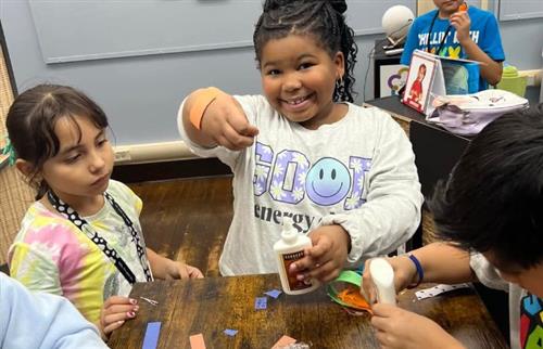  2 little girls making bracelets