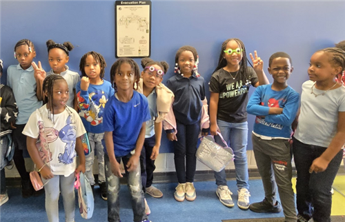 3rd graders in the hallway wearing blue
